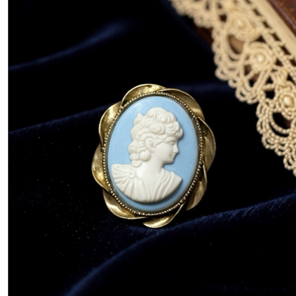 Vintage Gold and Blue Cameo Brooch - Picture 2 of 7